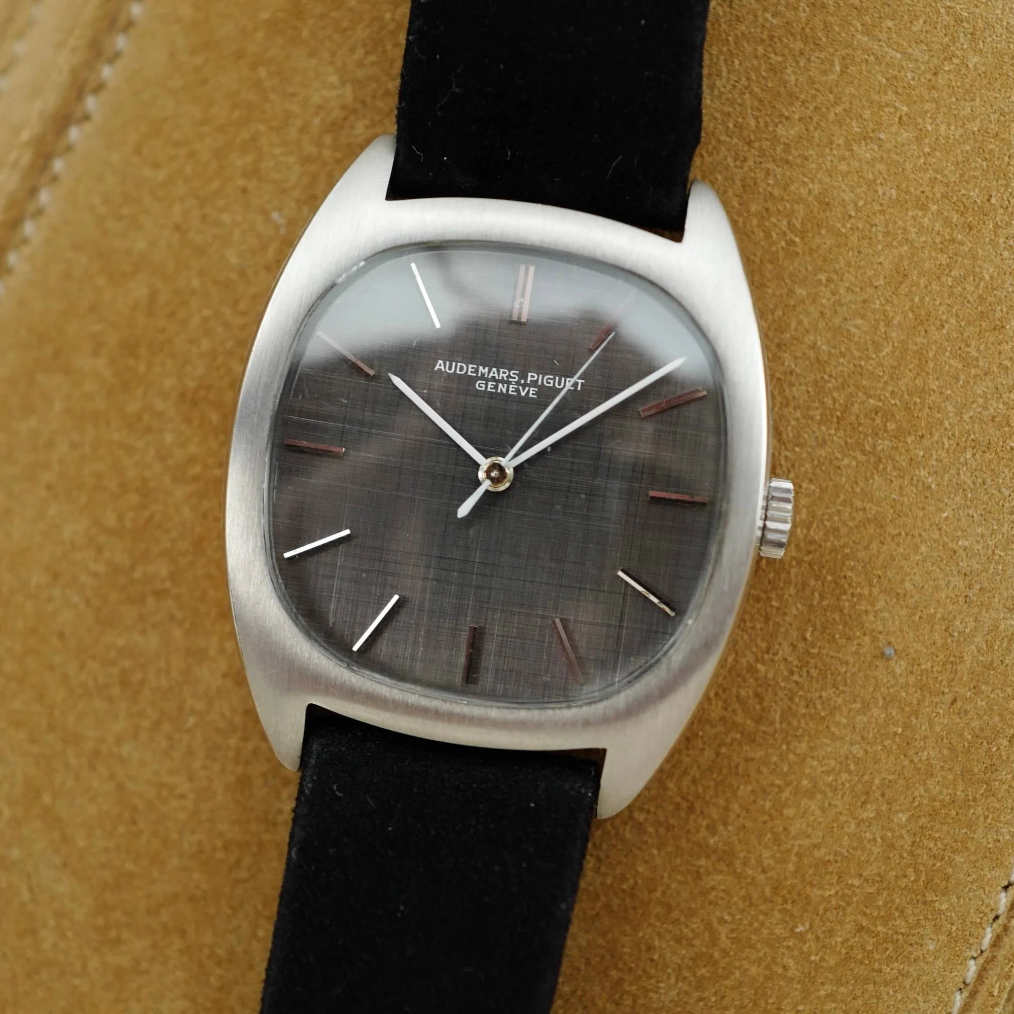 Audemars Piguet White Gold Tonneau Watch Ref. 5369 with Rare Linen Dial - Image 2
