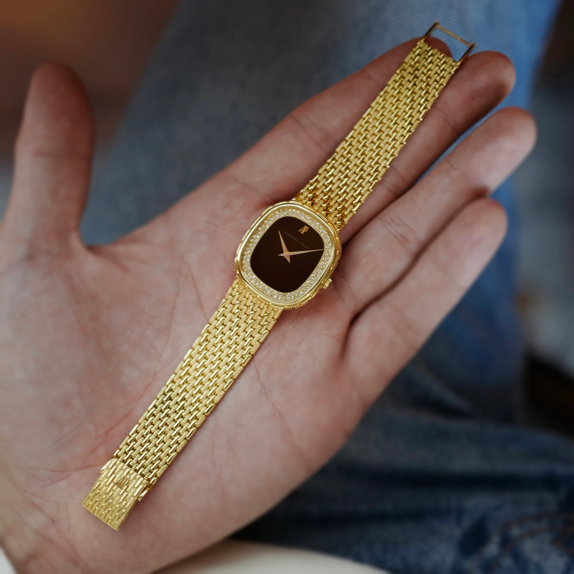 Audemars Piguet Yellow Gold Bracelet Watch with Onyx and Diamond Dial - Image 4