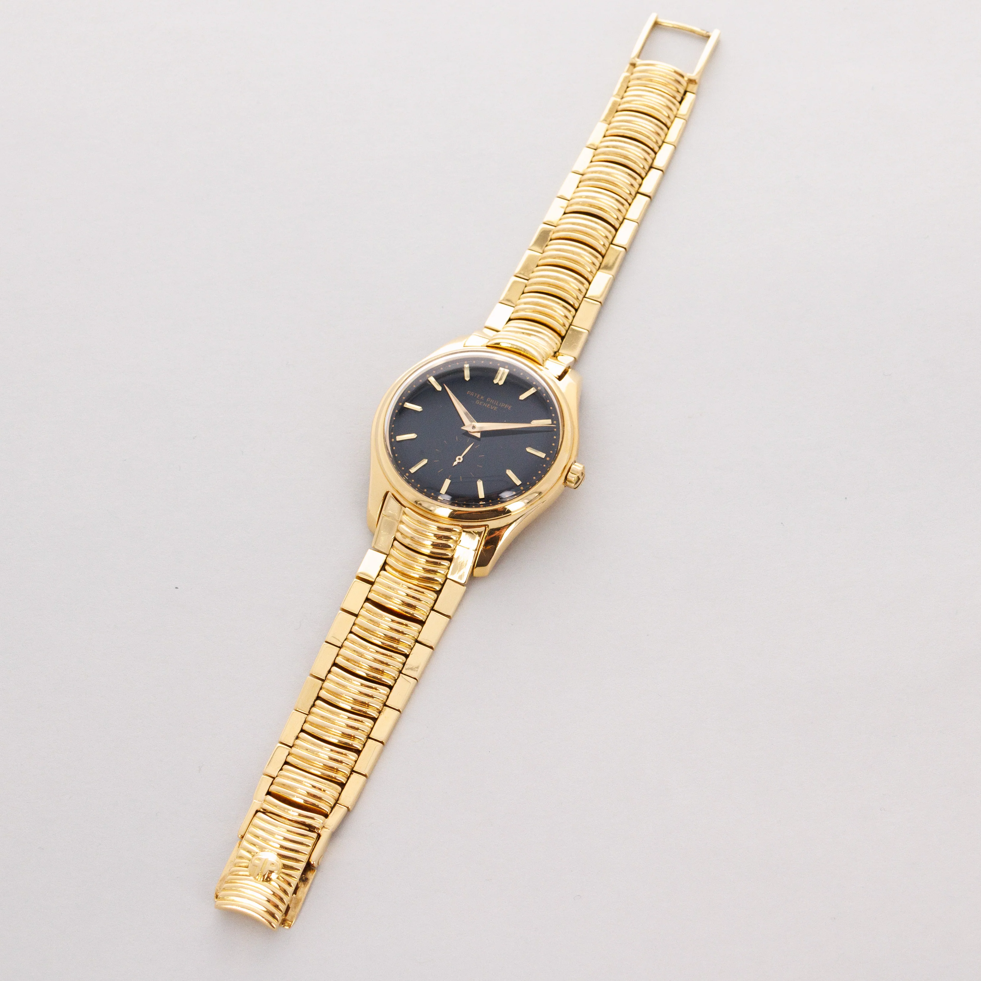 Patek Philippe Yellow Gold Calatrava Black Dial Scallop Bracelet Watch Ref. 2526 - Image 4