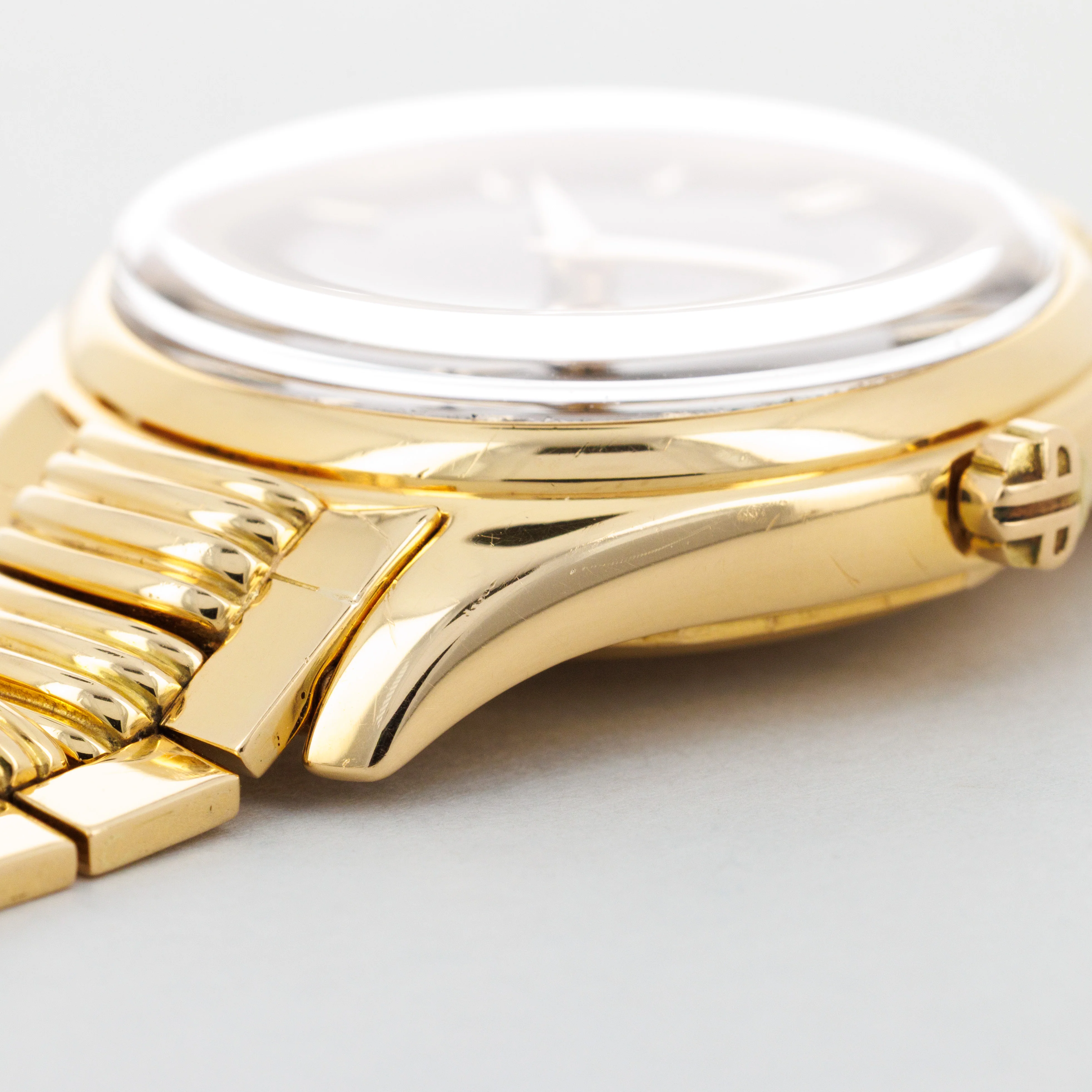 Patek Philippe Yellow Gold Calatrava Black Dial Scallop Bracelet Watch Ref. 2526 - Image 5