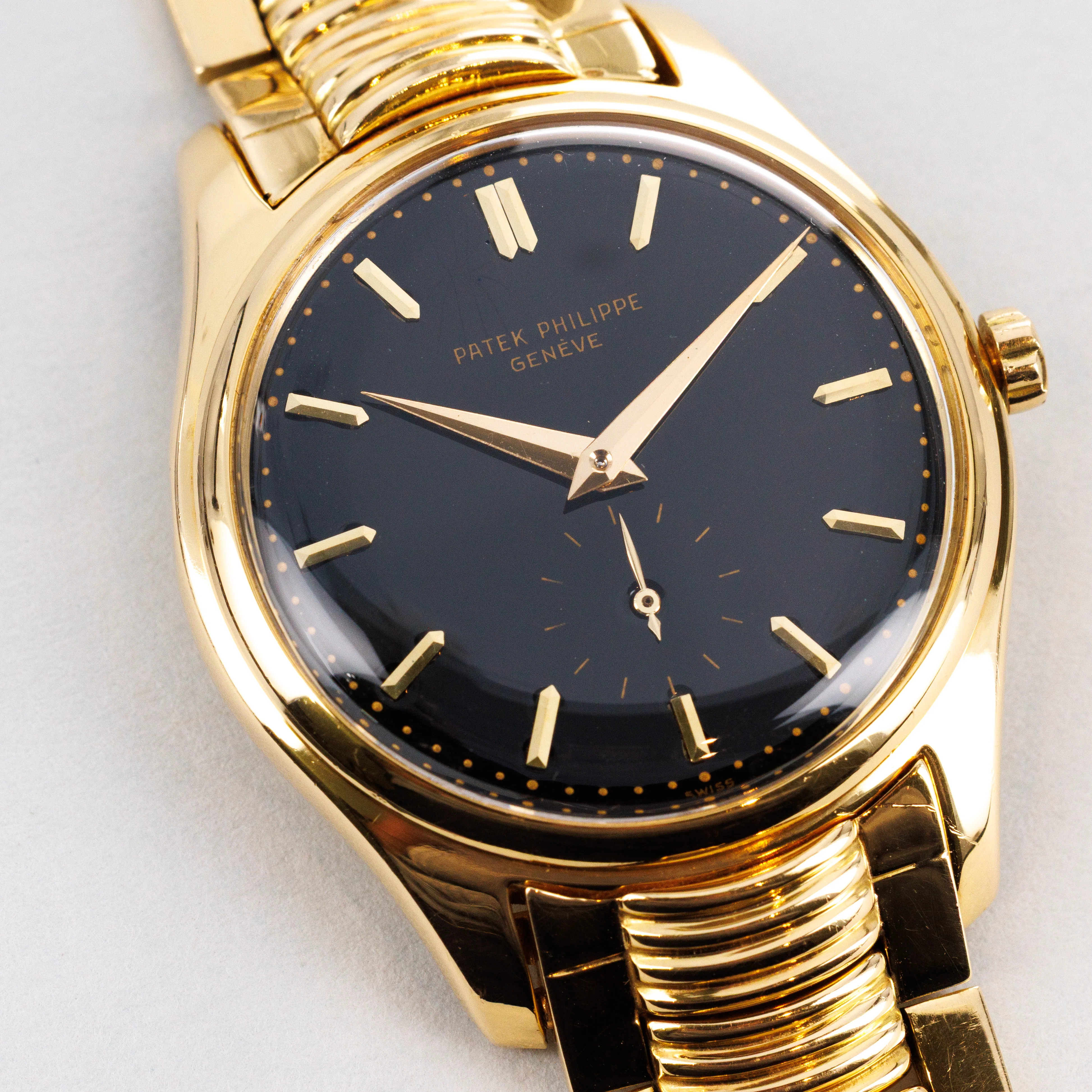 Patek Philippe Yellow Gold Calatrava Black Dial Scallop Bracelet Watch Ref. 2526 - Image 6