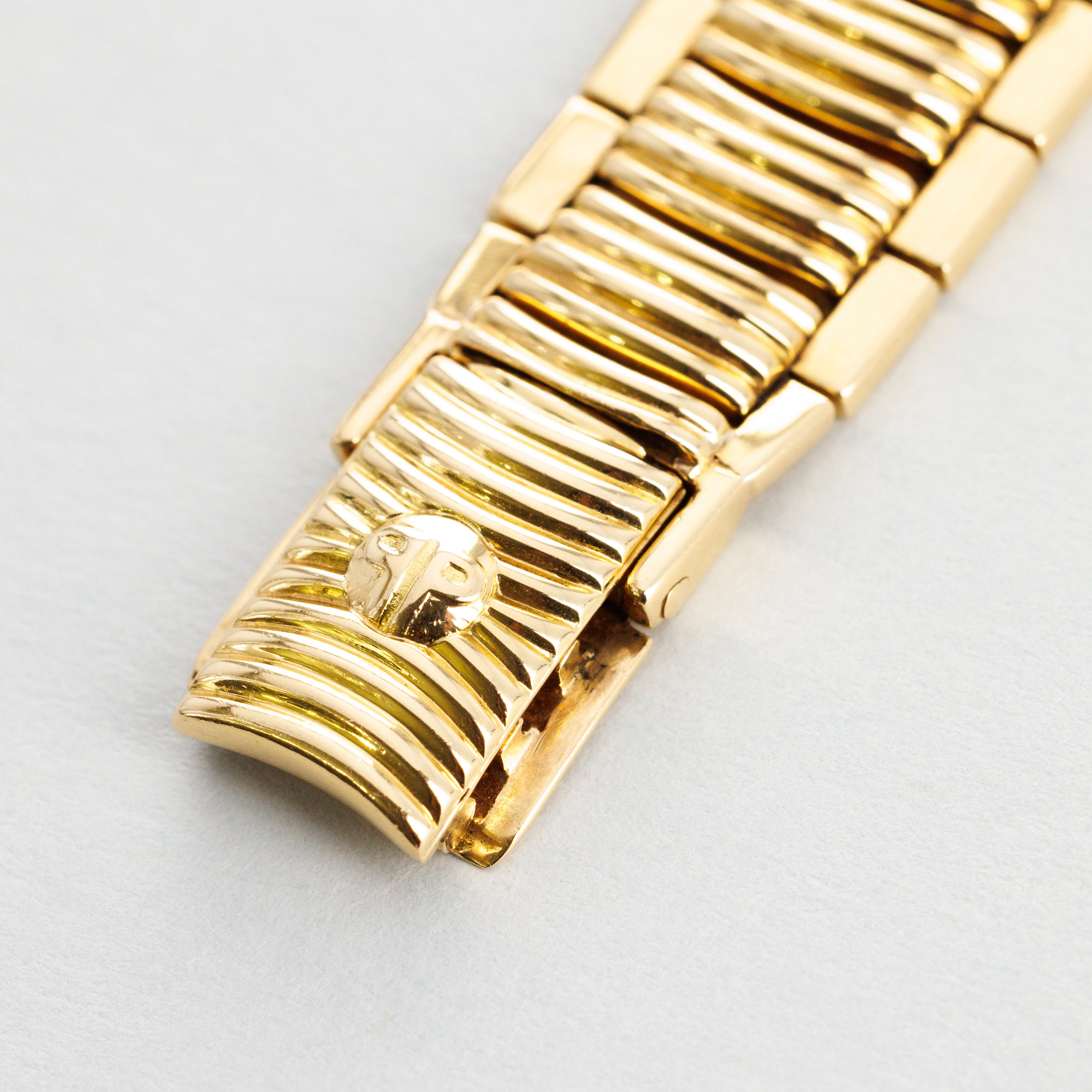 Patek Philippe Yellow Gold Calatrava Black Dial Scallop Bracelet Watch Ref. 2526 - Image 8