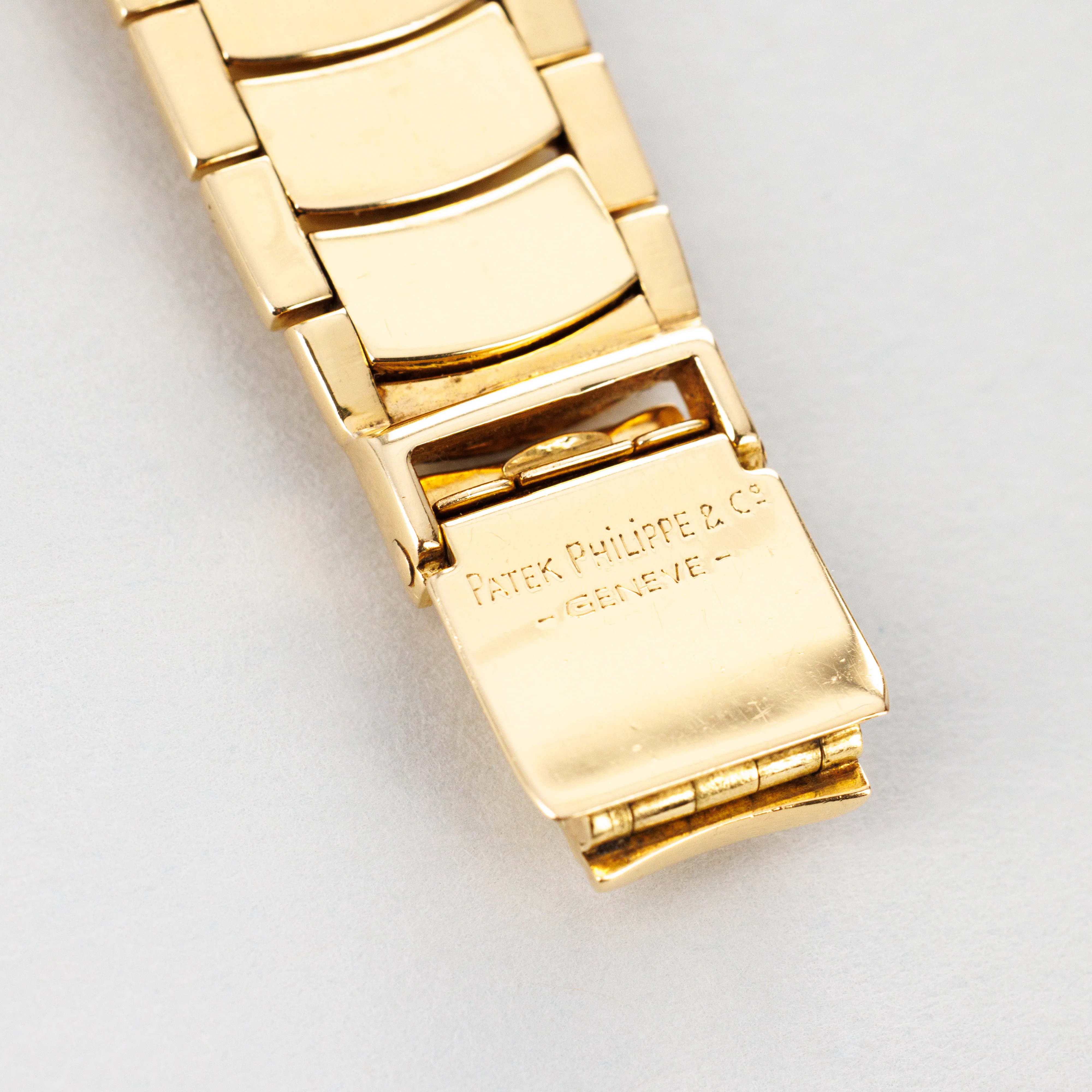 Patek Philippe Yellow Gold Calatrava Black Dial Scallop Bracelet Watch Ref. 2526 - Image 9