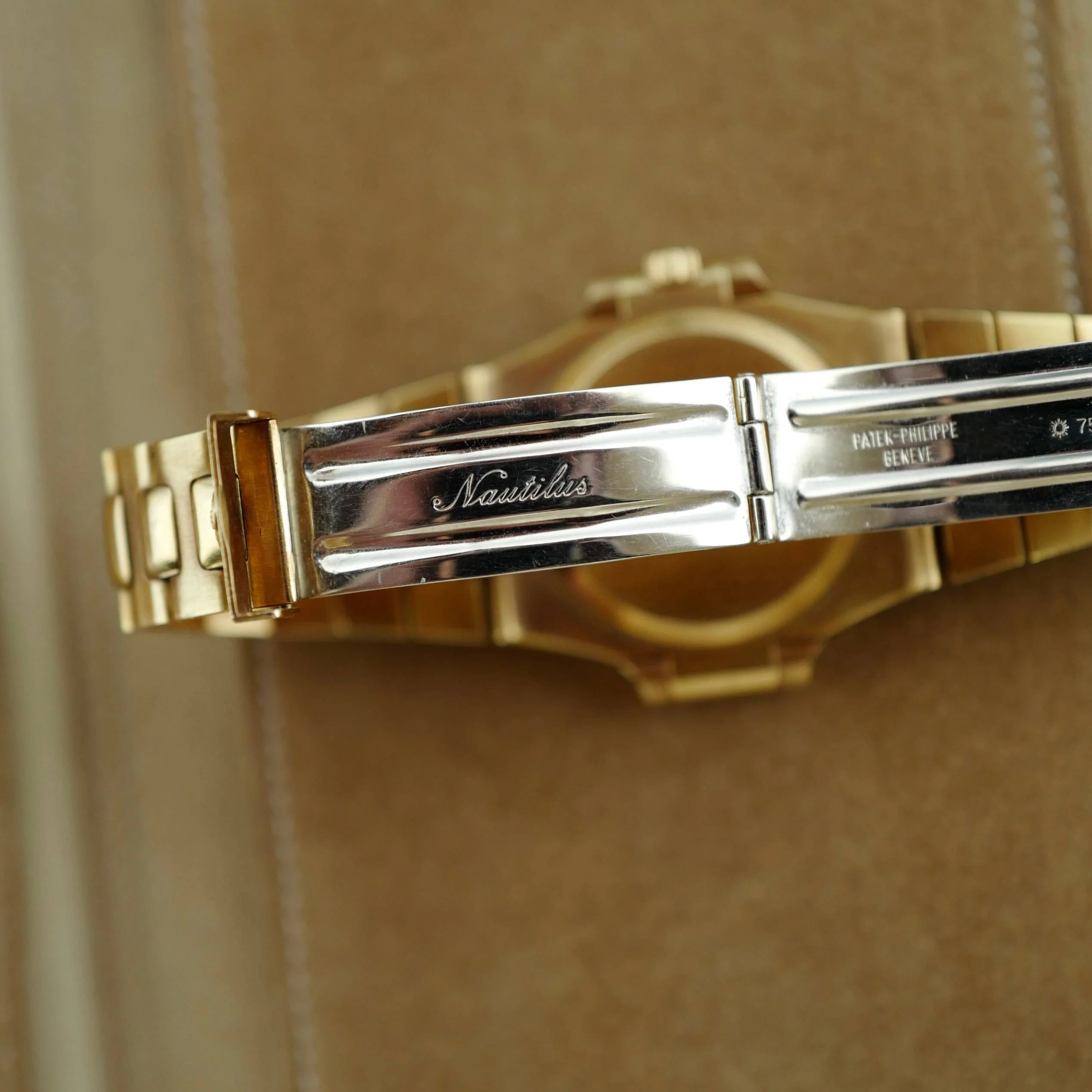 Patek Philippe Yellow Gold Nautilus Ref. 3800 - Image 8
