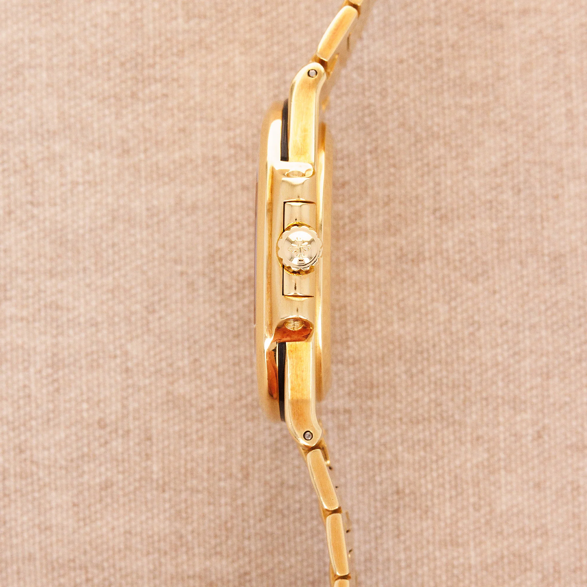 Patek Philippe Yellow Gold Nautilus Ref. 3800 (New Arrival) - Image 7