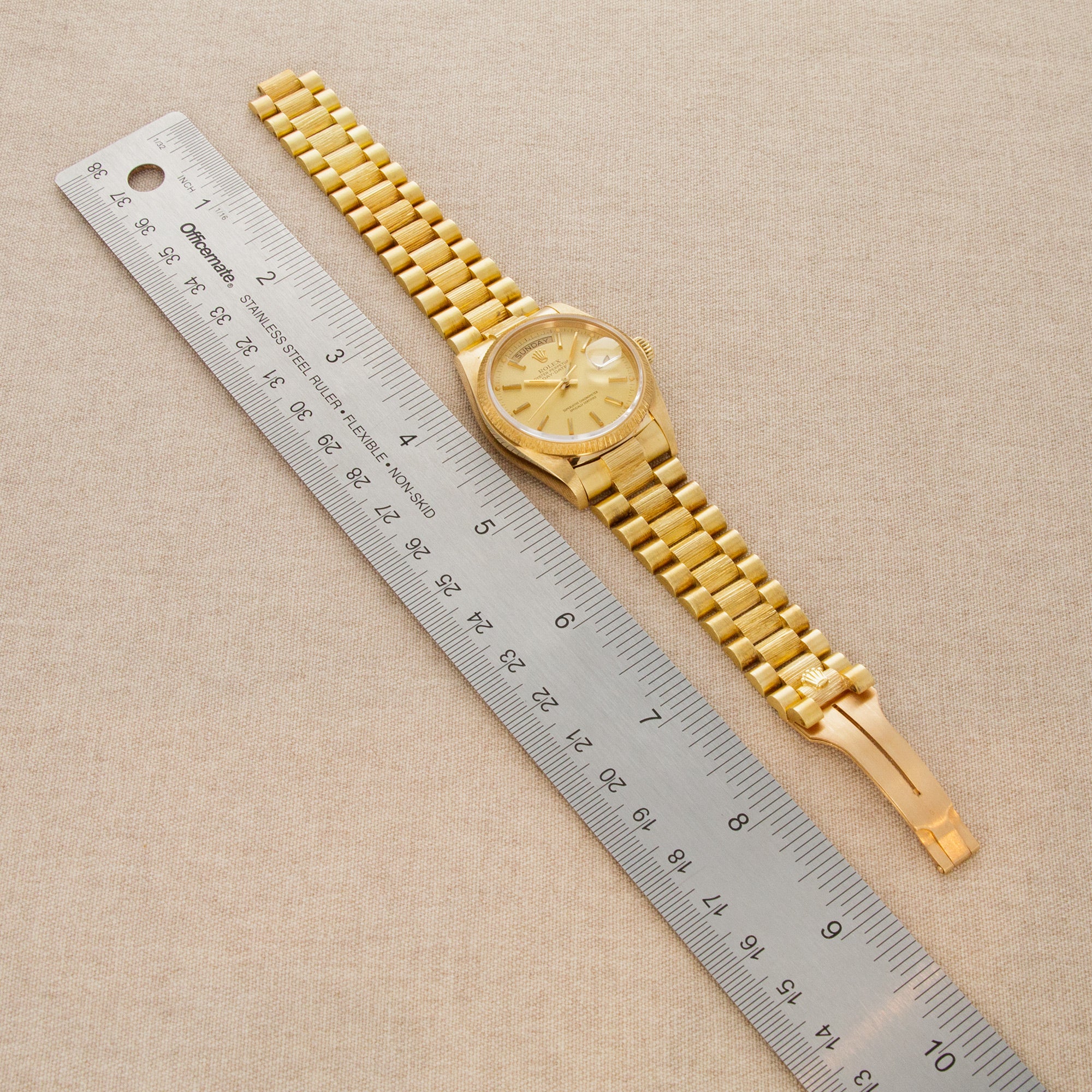 Rolex Yellow Gold Day-Date Ref. 18078 in Outstanding Condition with Original Bark Finish - Image 4