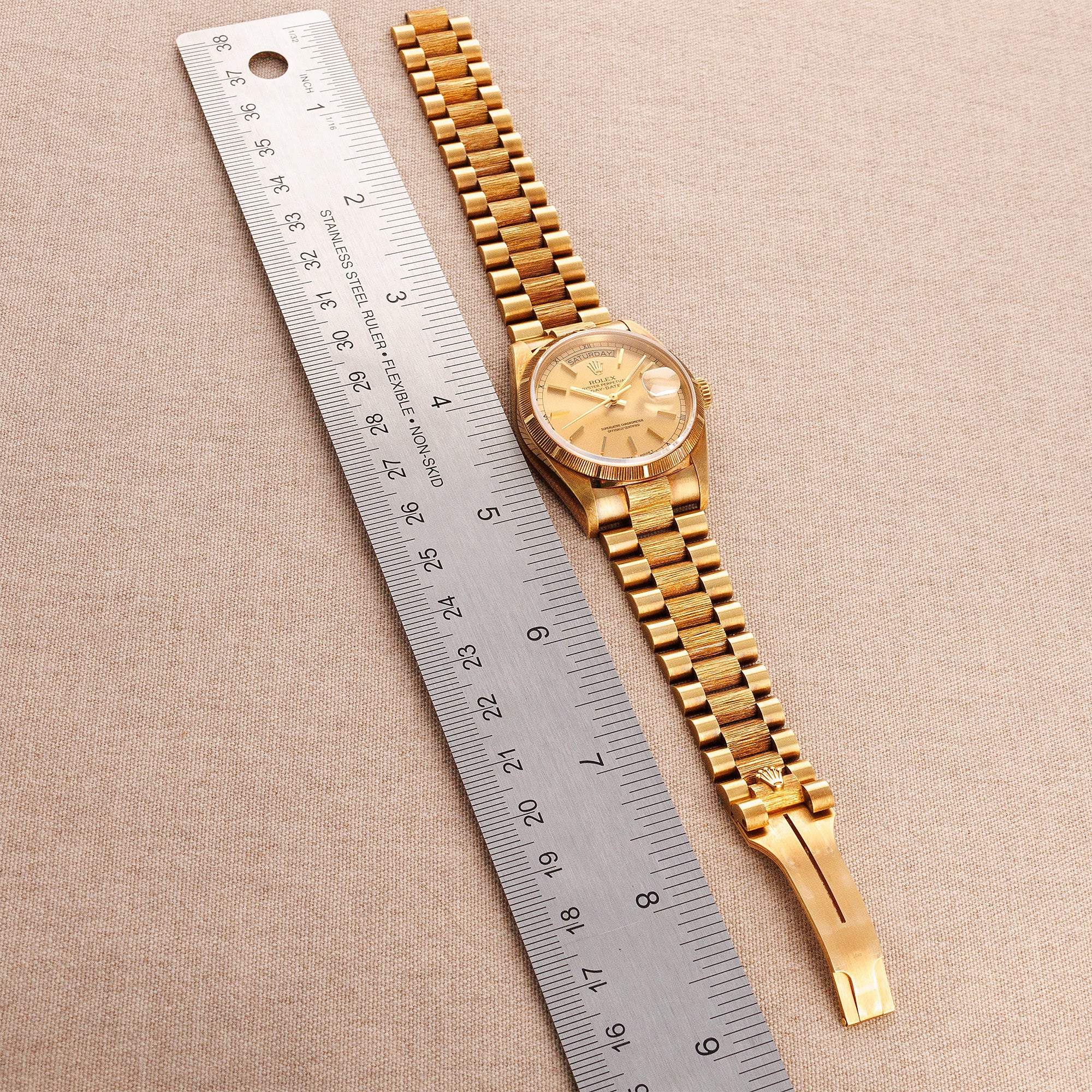 Rolex Yellow Gold Day-Date Ref. 18078 with Bark Finish and Outstanding Condition - Image 9